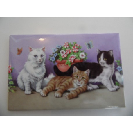 Magnet représentant trois chatons dans les fleurs sur fond mauve
